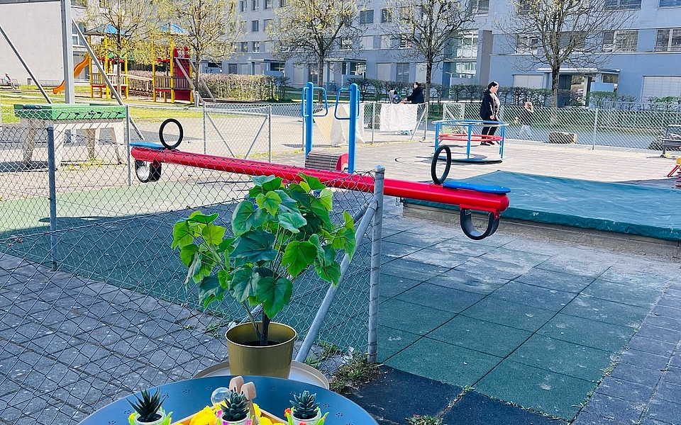 Erfrischende Getränke im Kafi Plus und ein Spielplatz, wo die Kinder sich austoben können