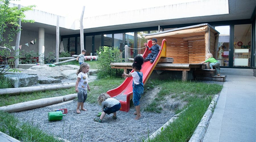 Der Innenhof-Spielplatz des Zentrums ELCH Frieden Der Innenhof-Spielplatz des Zentrums ELCH Frieden